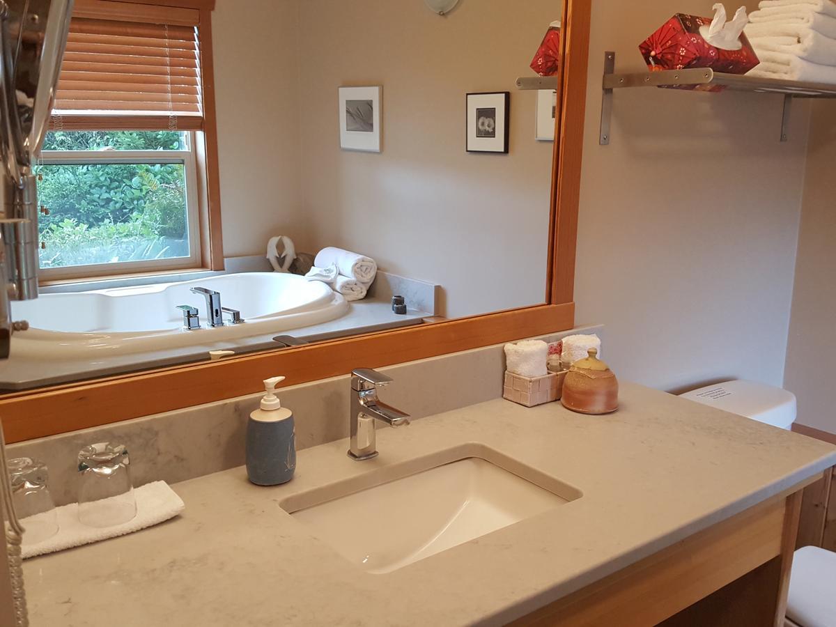 Reef Point Oceanfront Bed And Breakfast Ucluelet Exterior foto