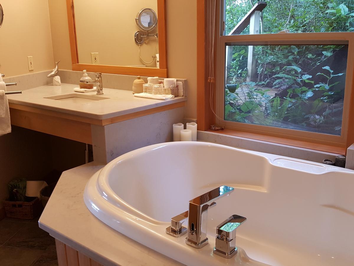 Reef Point Oceanfront Bed And Breakfast Ucluelet Exterior foto
