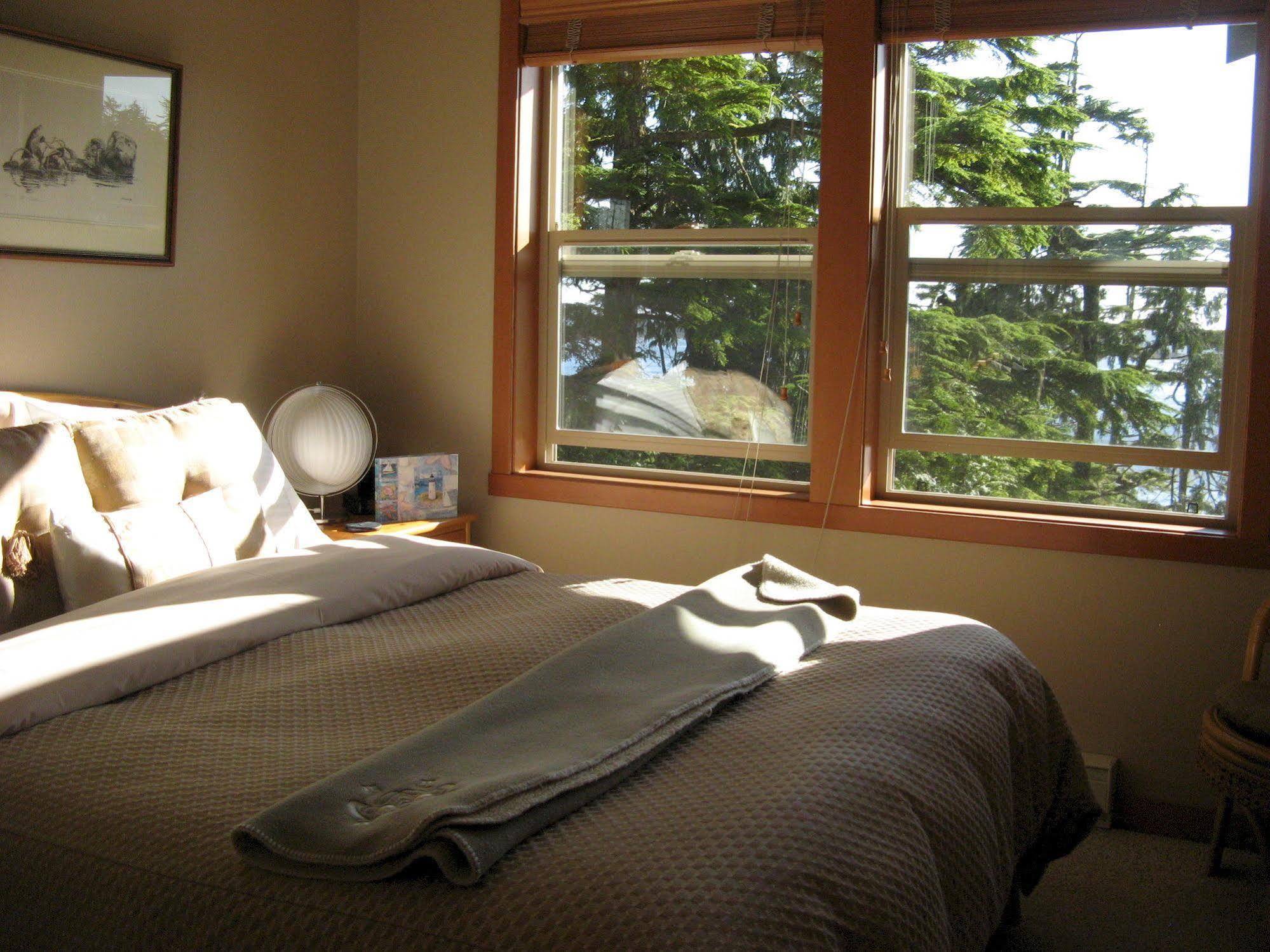 Reef Point Oceanfront Bed And Breakfast Ucluelet Exterior foto