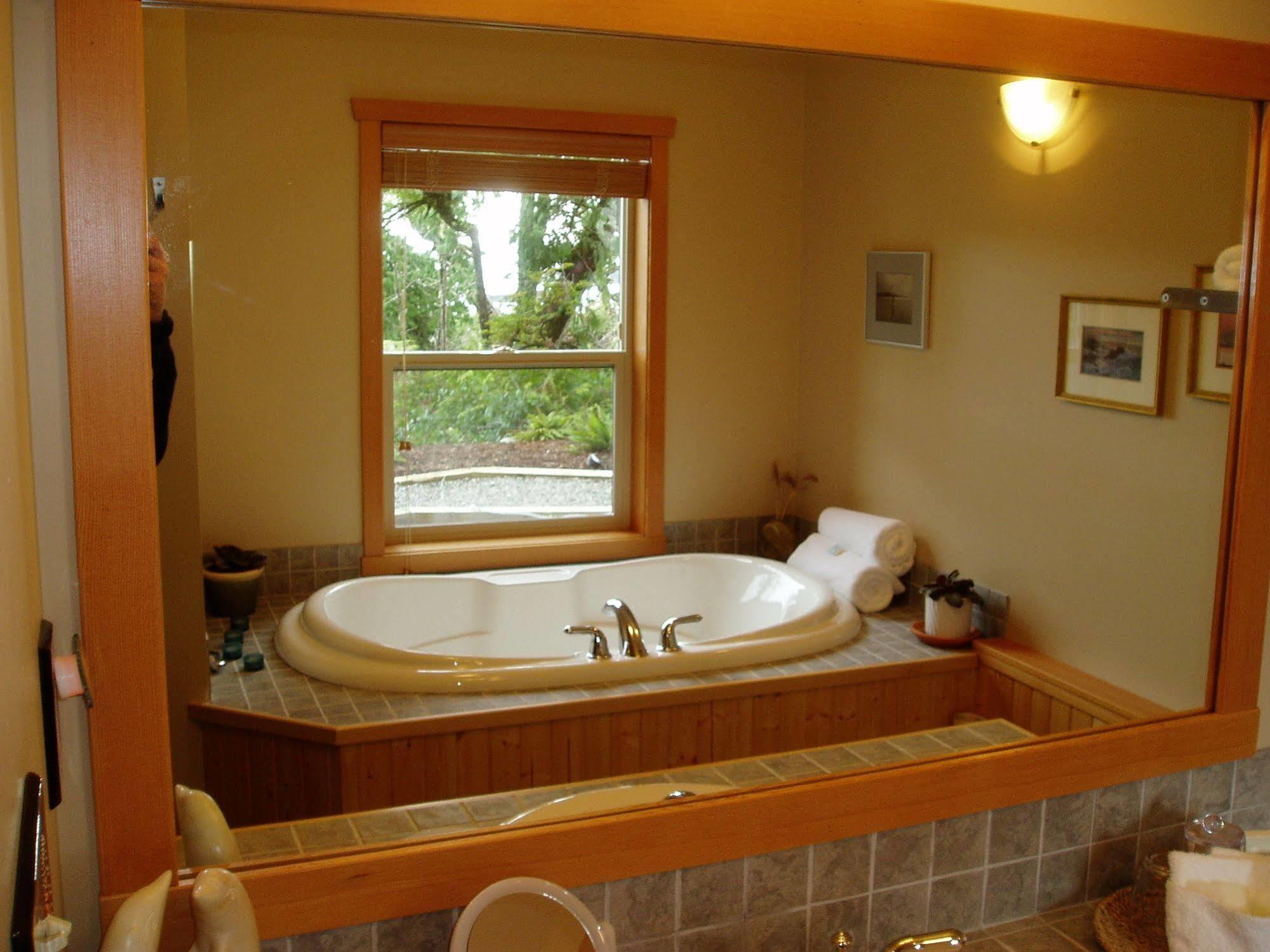 Reef Point Oceanfront Bed And Breakfast Ucluelet Exterior foto