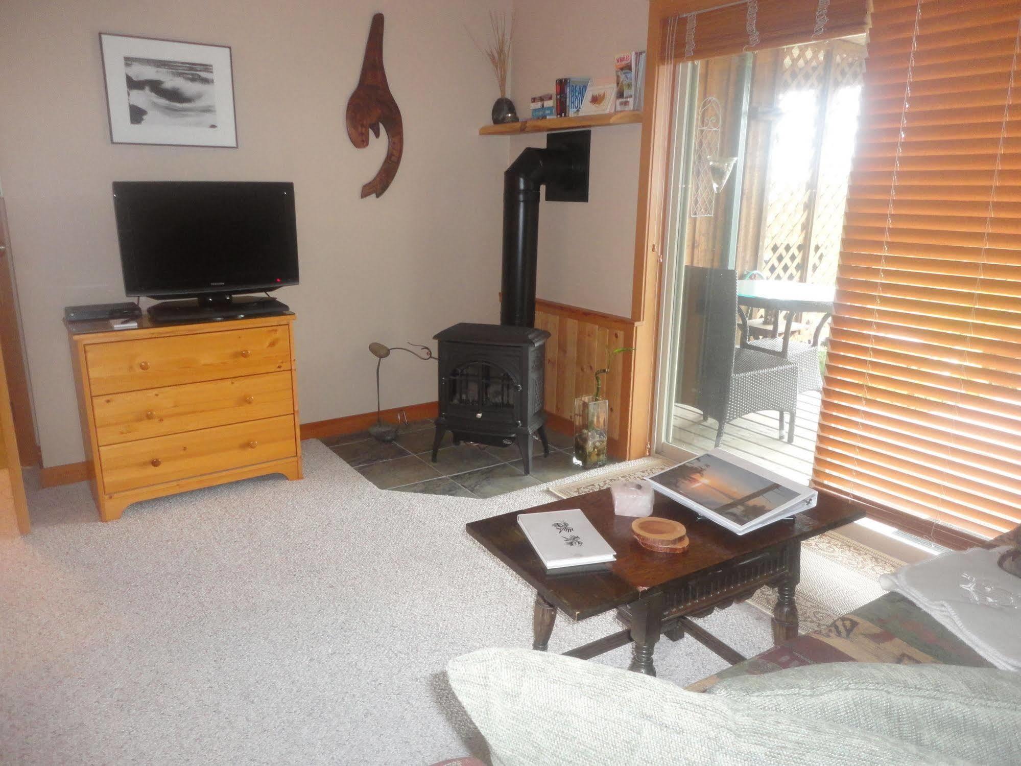 Reef Point Oceanfront Bed And Breakfast Ucluelet Exterior foto