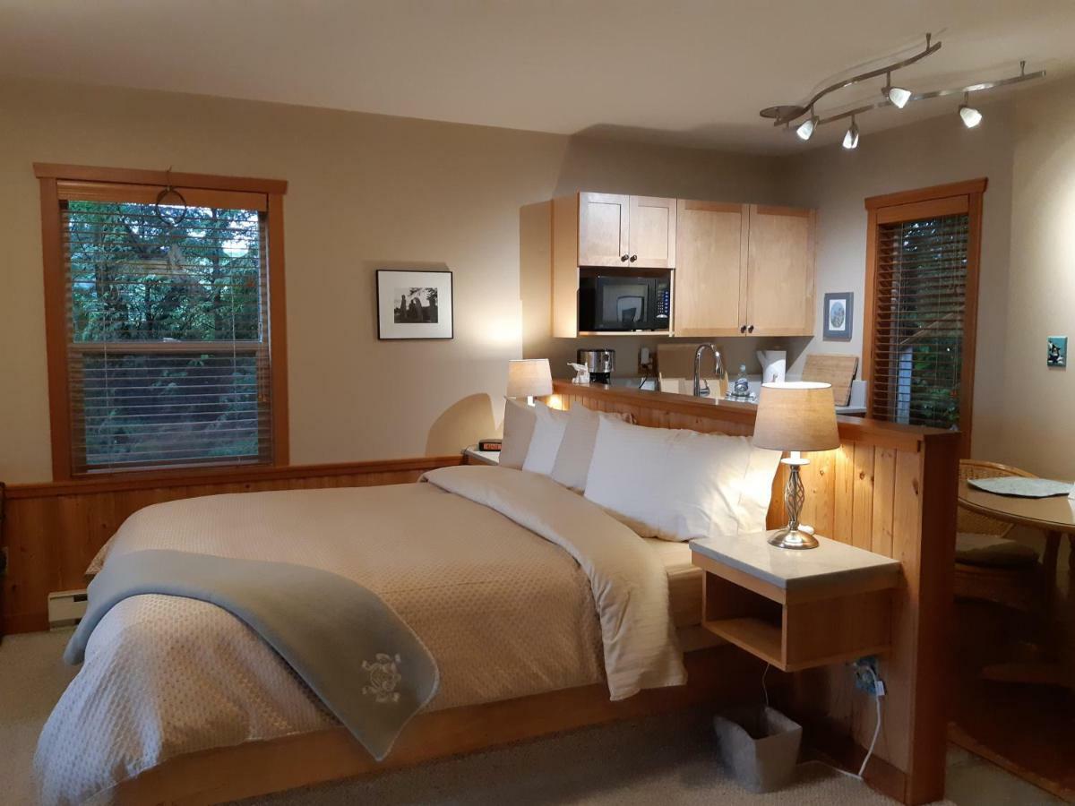 Reef Point Oceanfront Bed And Breakfast Ucluelet Exterior foto