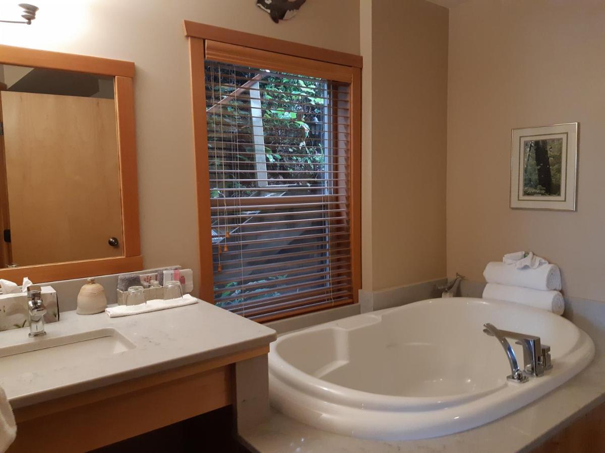 Reef Point Oceanfront Bed And Breakfast Ucluelet Exterior foto